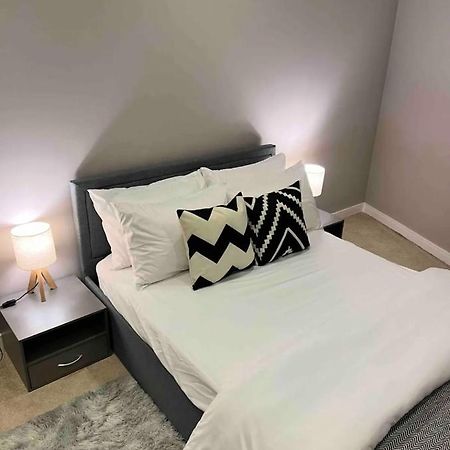 Modern Room Homestay In Apartment With Private Bathroom London Borough of London Borough of Croydon Exterior foto